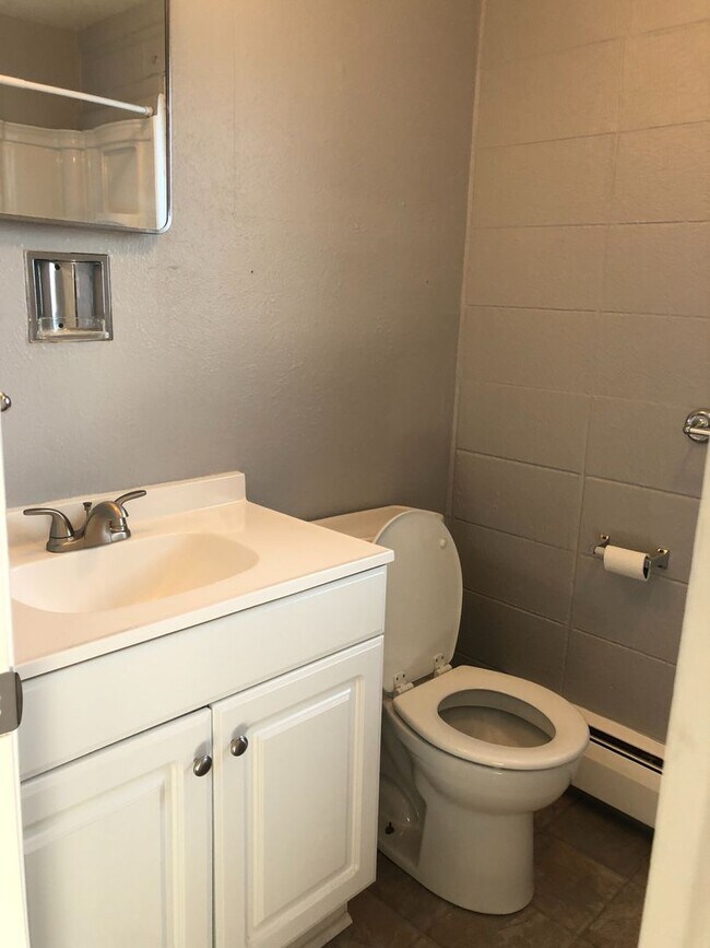 Building Photo - 2 bed, 1.5 bath townhome with covered parking