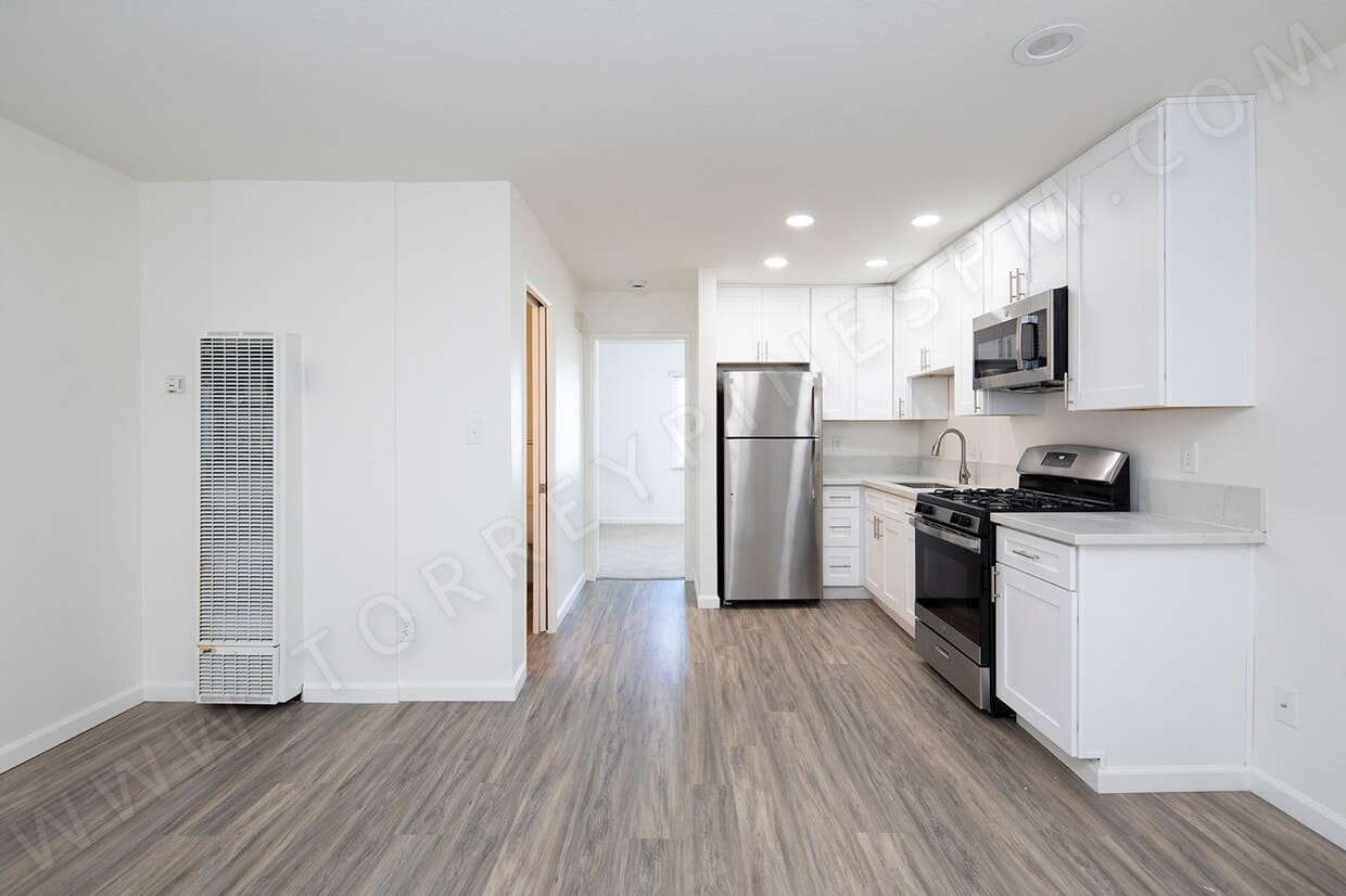 Primary Photo - *OPEN HOUSE: 11/4 12-1PM* 1 BR Apartment in Hillcrest with Parking!