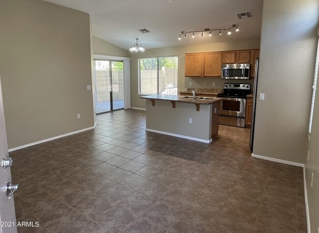 Foto del edificio - 2250 E Deer Valley Dr