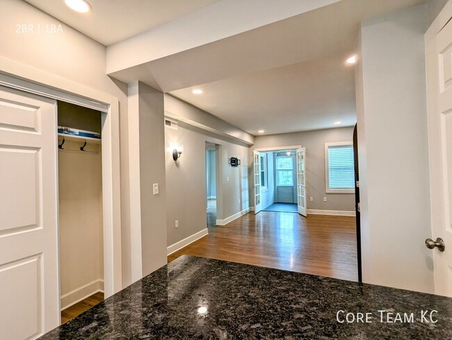 Building Photo - Top Floor 2 Bedroom in Plaza