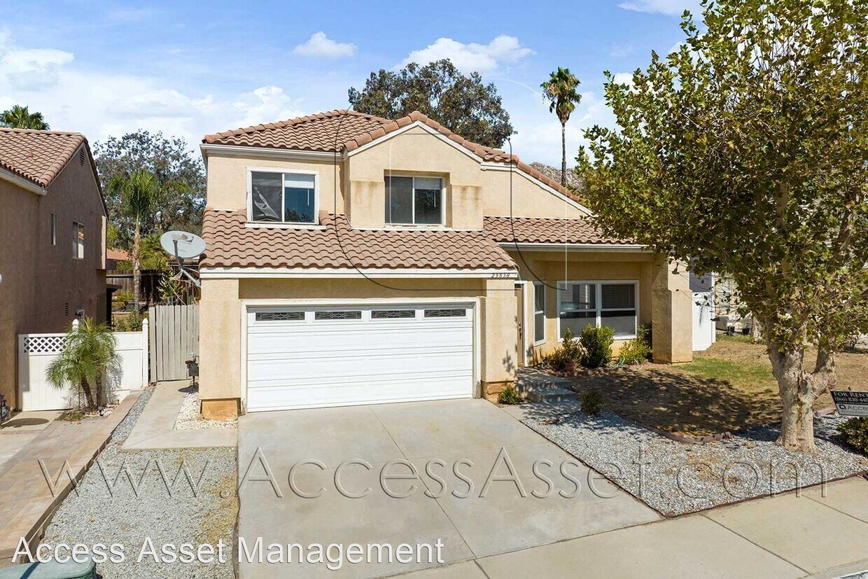 4 br, 2.5 bath House 23858 Lone Pine Drive House Rental in Moreno