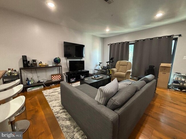 Foto del edificio - 235 E Market St