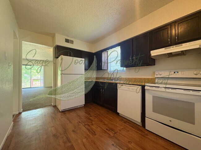 Foto del edificio - SPACIOUS TOWNHOME WITH GARAGE!!!