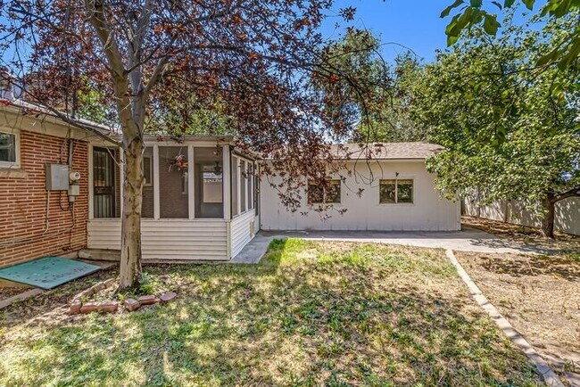 Foto del edificio - Charming 3-Bedroom Home Near CMU with Bonus Room
