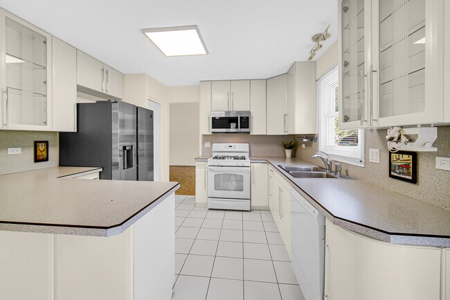 Building Photo - 483 Highland Grove Dr