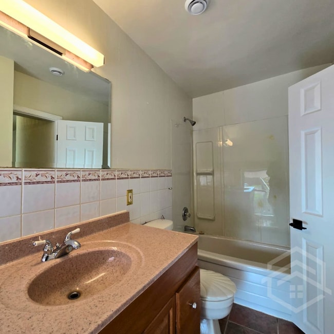 Building Photo - 5-Bedroom House in Woodstock!!