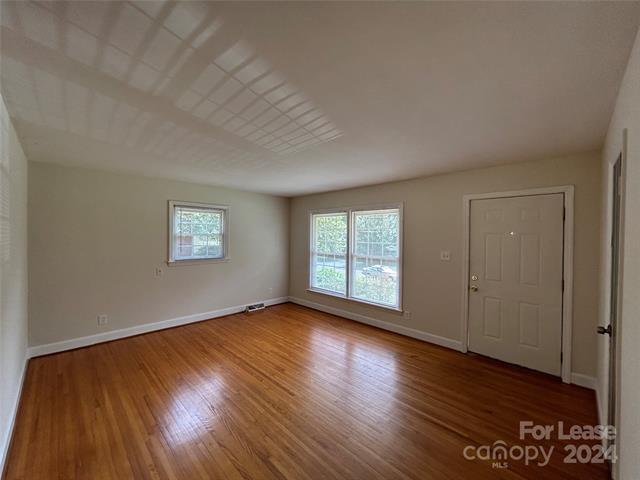 Foto del edificio - 5201 Greenbrook Dr