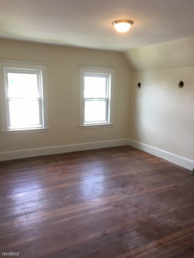 Foto del edificio - 3 br, 1 bath Duplex - 40 Monastery Rd # 2C