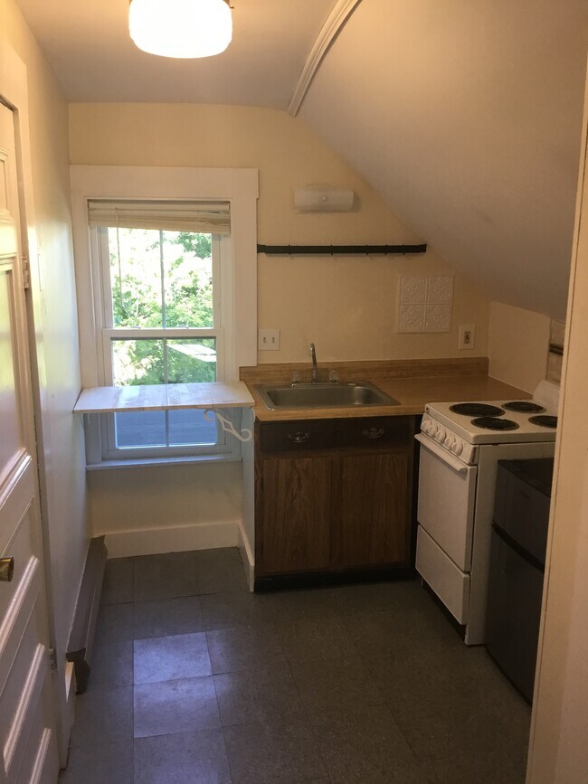 Kitchenette - 20 Rochester St