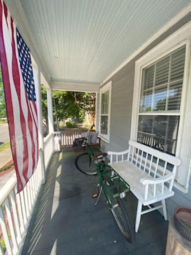 Building Photo - Beautiful historic 3BR/1.5BA Home in Downt...