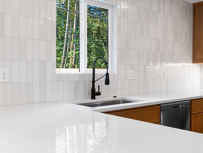 Building Photo - Light-Filled, Fully Remodeled 2?Bed / 1?Ba...