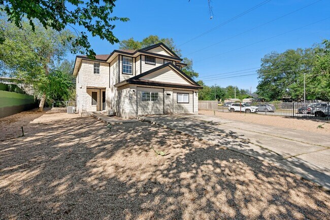 Building Photo - 4 bed with back yard in great East side location.