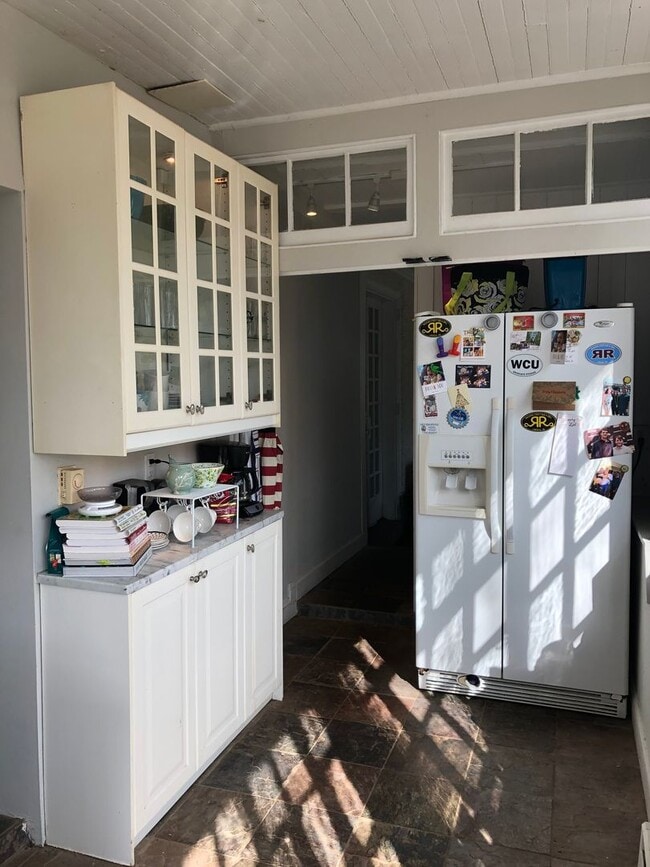 Foto del edificio - Updated 4 Bed / 2 Bath - Quiet Location, P...