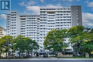 Building Photo - 3000 Bathurst St