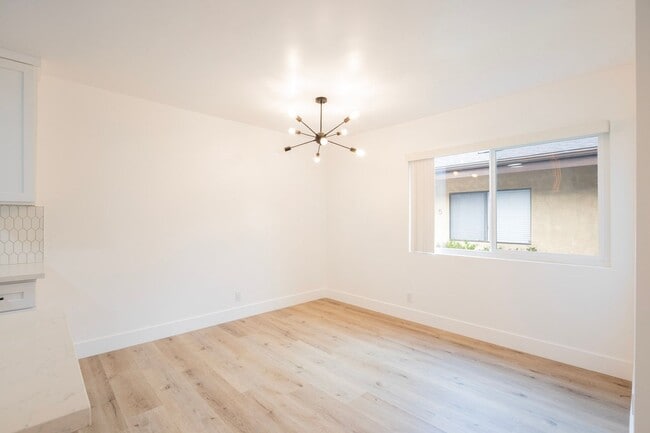 Building Photo - Recently Renovated 1 Bed / 1 Bath Apartmen...