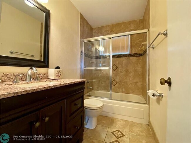 Foto del edificio - 890 NW 99th Ave