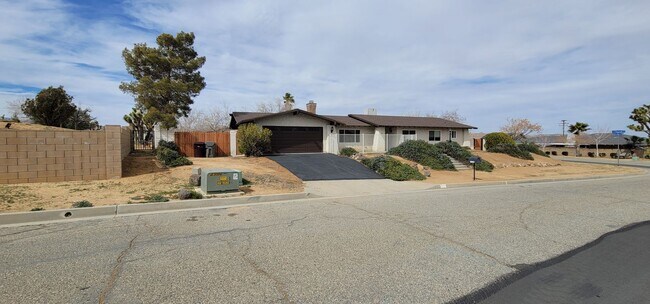 Foto del edificio - Available NOW!! 4 Bedroom!