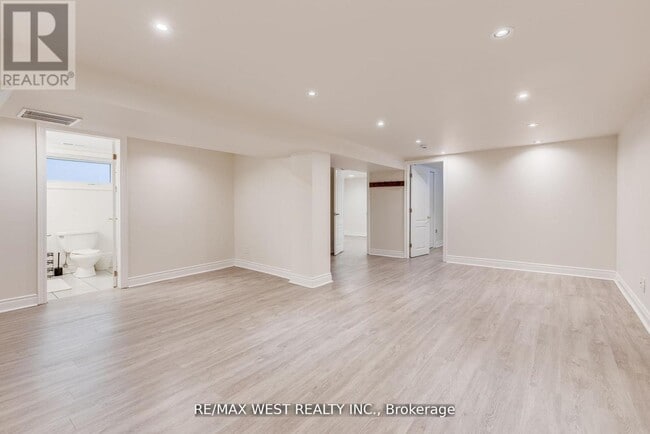 Building Photo - 606 Conacher Dr