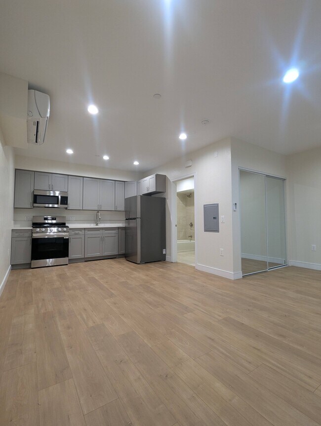 Foto del edificio - 14411 Vanowen St.