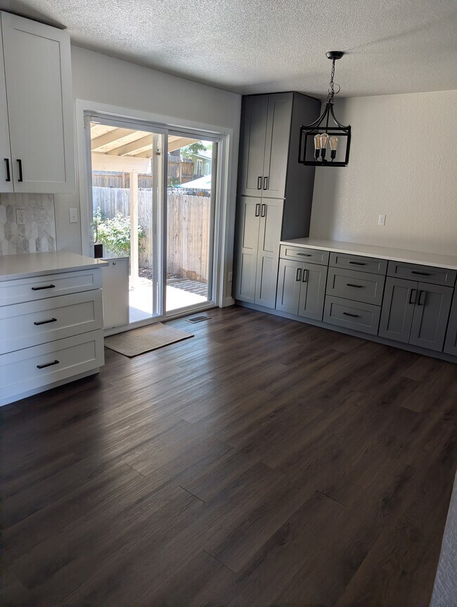 Comedor y trastero - 3604 S Olathe St