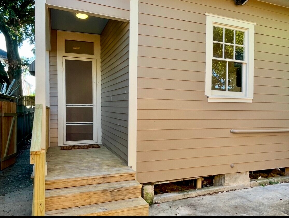entrance to unit B is at rear of 3817 Cleveland Ave - 3817 Cleveland Ave