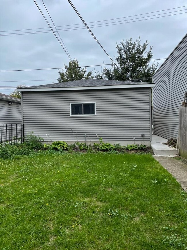Building Photo - 1633 N Rockwell St