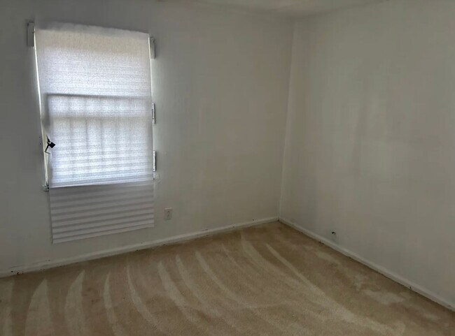 Foto del edificio - 2 bedroom located On the east side of town.