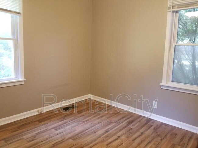 Building Photo - 1061 Phelps Ln