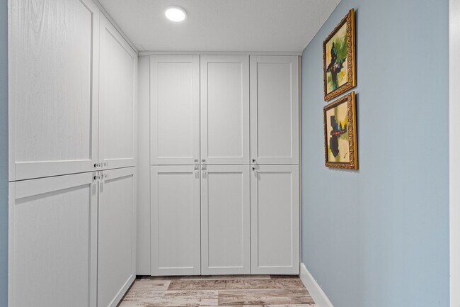 Pantry or dressing room - 1401 N Riverside Dr
