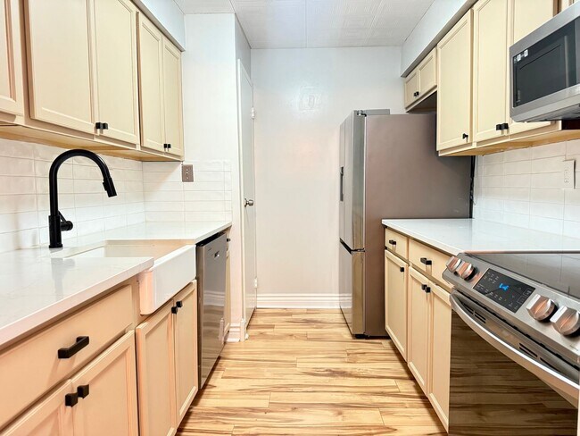 Foto del edificio - Spacious Condo—Utilities and Parking Inclu...