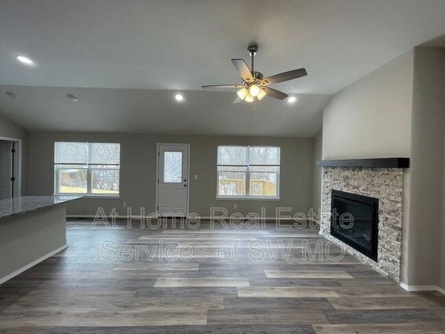 Building Photo - 656 S Southgate Dr