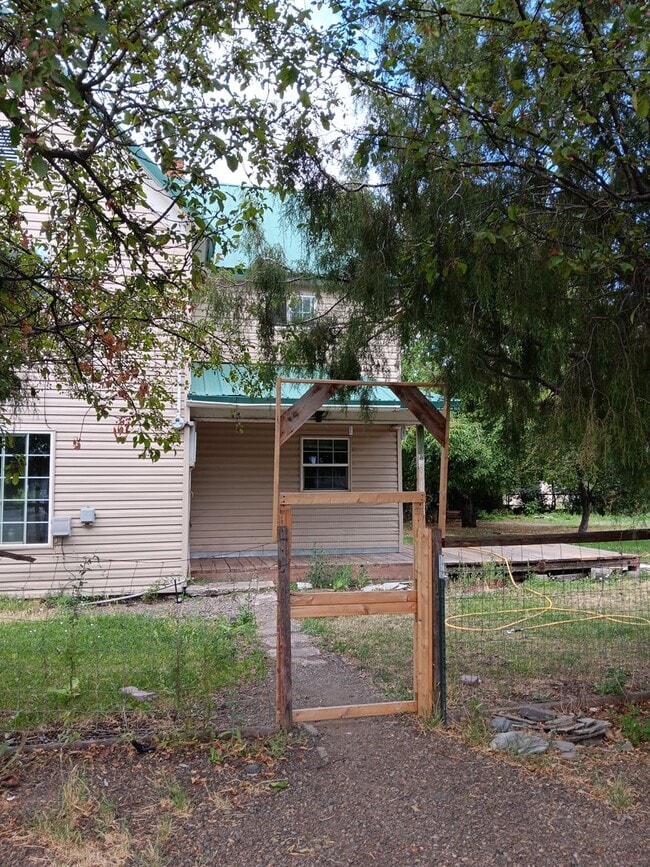 Building Photo - 1213 V Ave