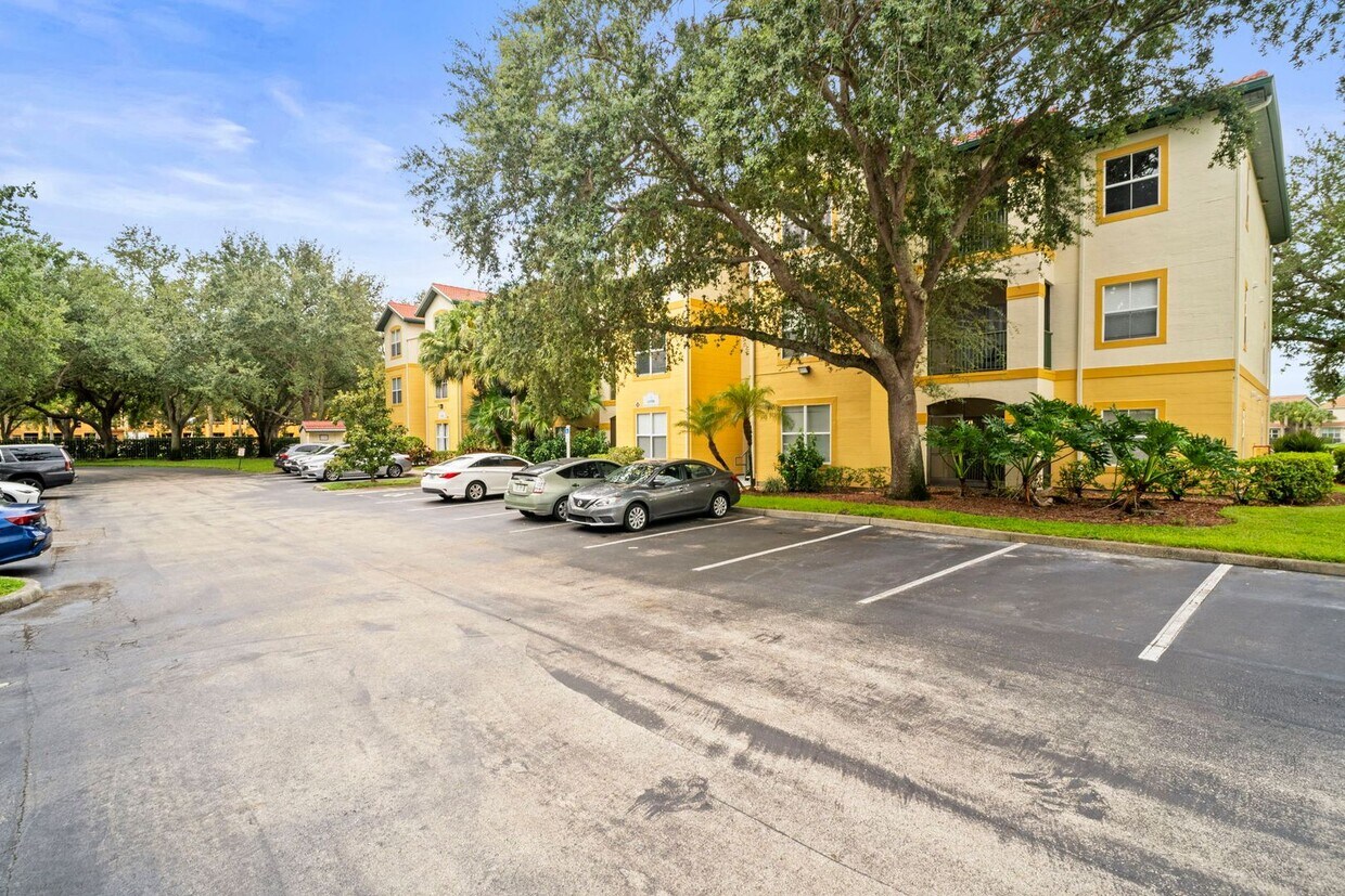 Foto principal - Stunning 2-bedroom, 2-bathroom, Gated comm...