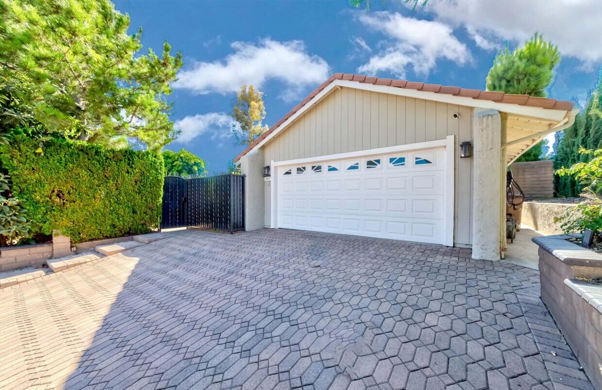 Foto principal - Walnut Dream Home; Updated Inside and Out,...