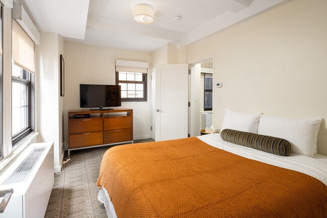 Foto del edificio - 413 E 50th St