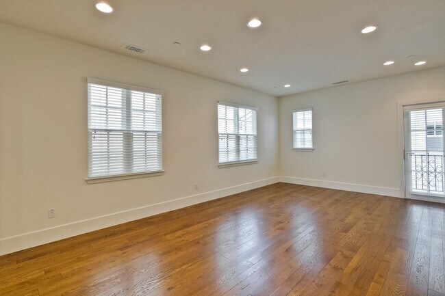 Building Photo - Amazing Home!