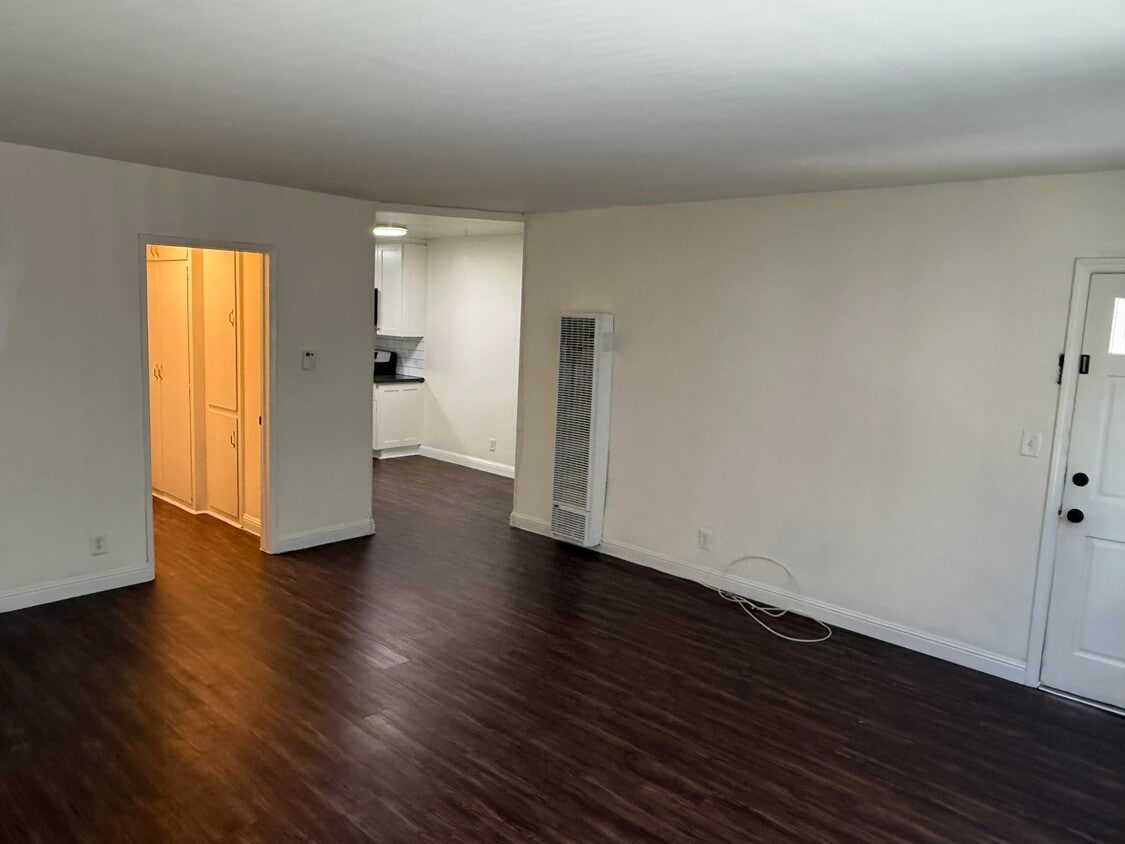 Building Photo - Camarillo Apartments