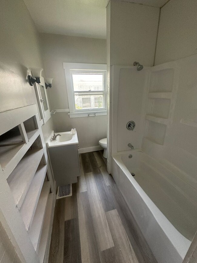 Building Photo - CENTRALLY LOCATED 2 BEDROOM