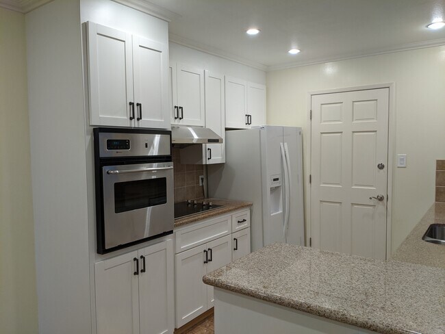 Building Photo - 402 W Oakwood Blvd