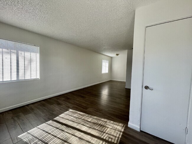 Building Photo - Charming 1 Bedroom condo downtown