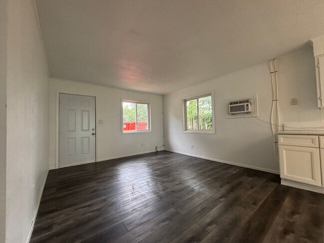 Building Photo - 2 BEDROOM 1 BATH DUPLEX LOCATED IN OZARK