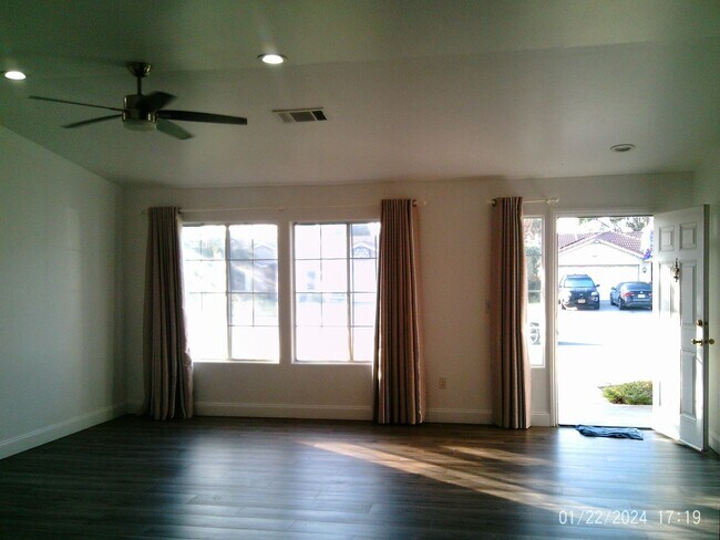 Foto del edificio - NW----NEW PAINT AND SOLAR!!!!!!