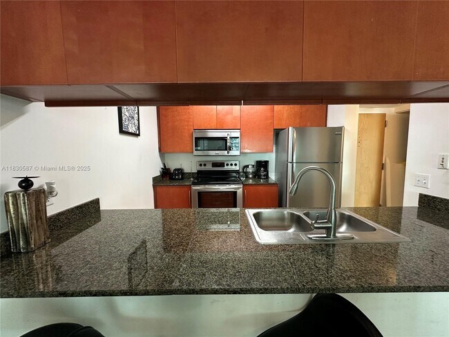 Building Photo - 1200 Brickell Bay Dr
