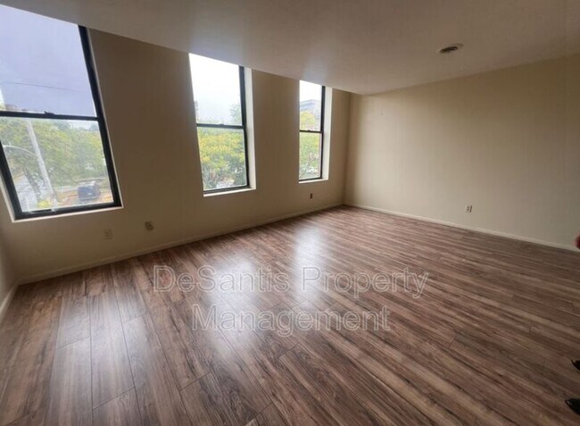 Foto del edificio - 570 Miller Ave