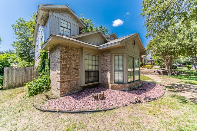 Building Photo - 2710 Francisco Dr