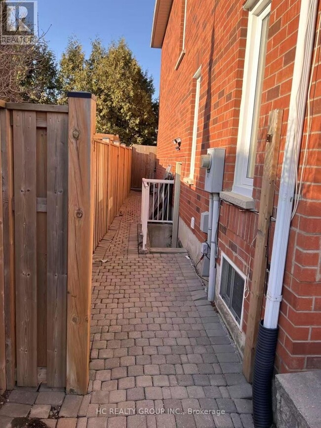 Building Photo - 121 Kirkbride Crescent