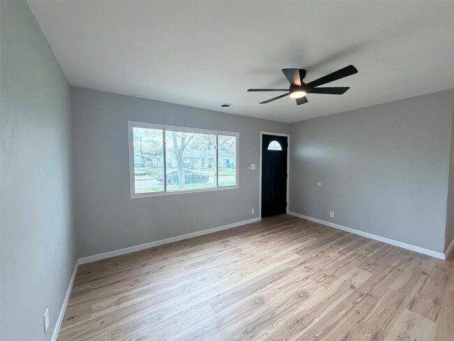 Building Photo - 705 St Martin Dr