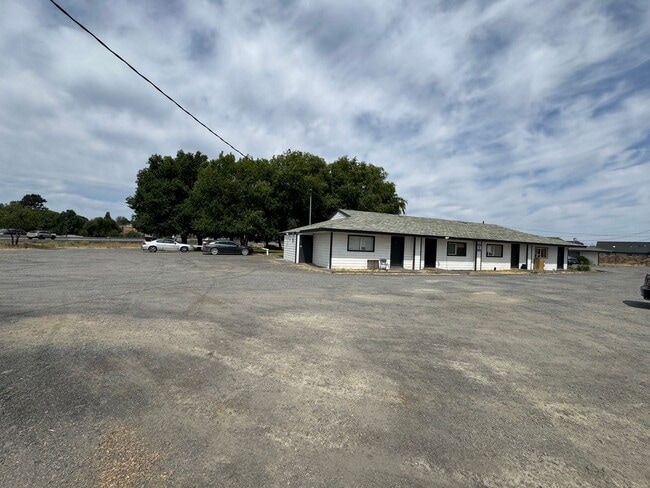 Building Photo - Spacious 1 Bedroom Available Now!