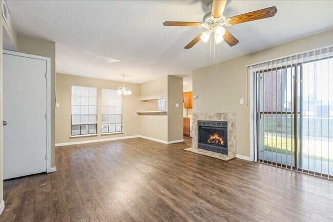 Building Photo - Hunterwood Apartments | 2-Bedroom / 1-Bath...