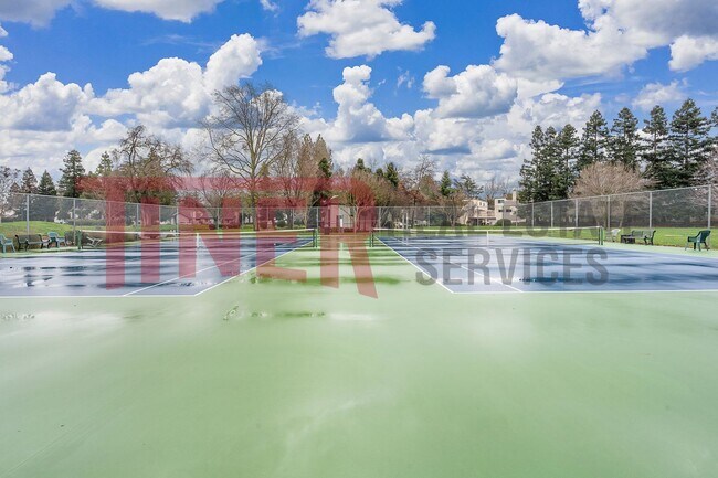 Building Photo - Well appointed townhome in highly desireab...